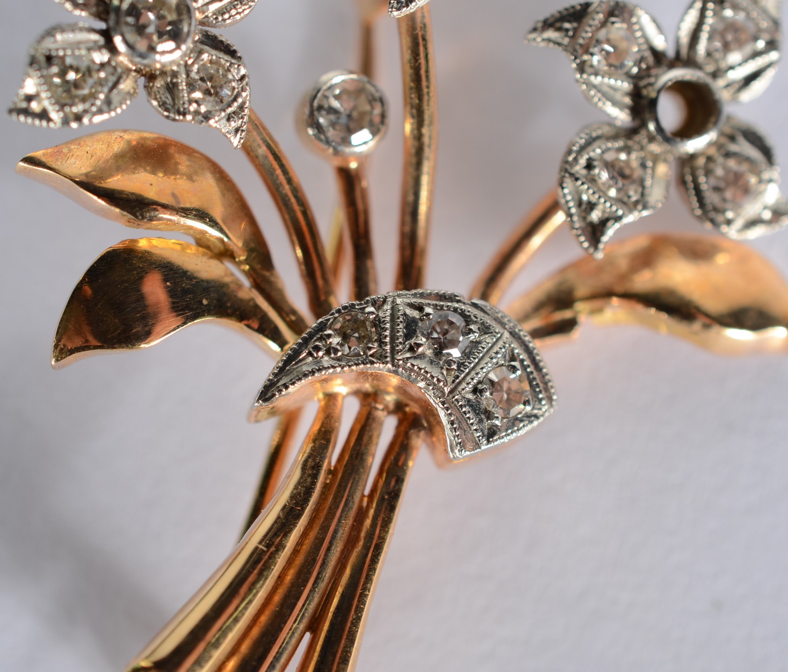 Broche de ouro 18 k., feitio ramo de flores com brilhantes. Um ramo... - foto 3 de 7