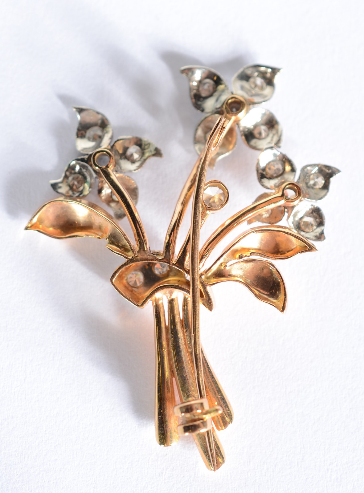 Broche de ouro 18 k., feitio ramo de flores com brilhantes. Um ramo... - foto 4 de 7