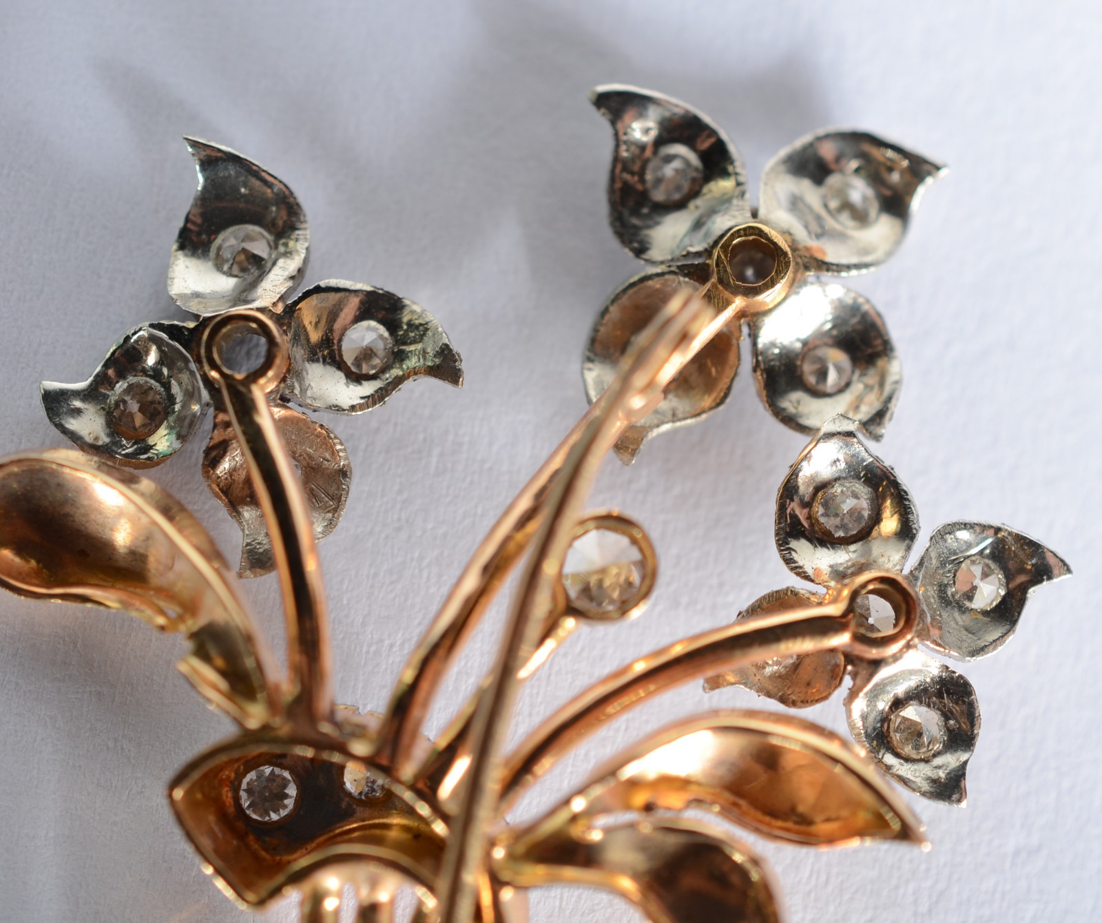Broche de ouro 18 k., feitio ramo de flores com brilhantes. Um ramo... - foto 5 de 7
