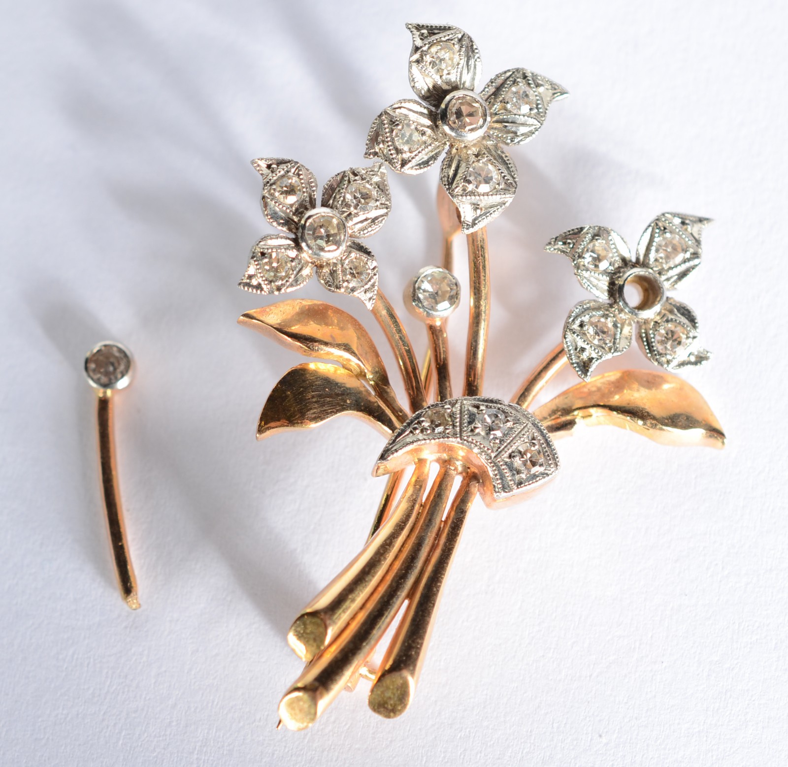 Broche de ouro 18 k., feitio ramo de flores com brilhantes. Um ramo... - foto 7 de 7