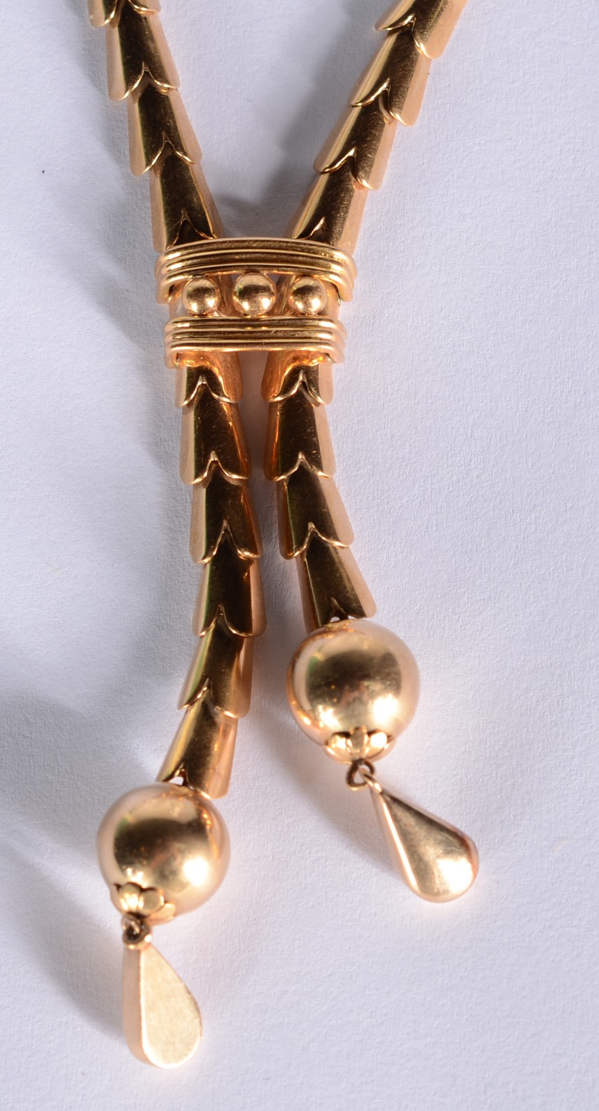 Colar de ouro 18 k., feitio "escamas", arrematados com pingentes na... - foto 3 de 9