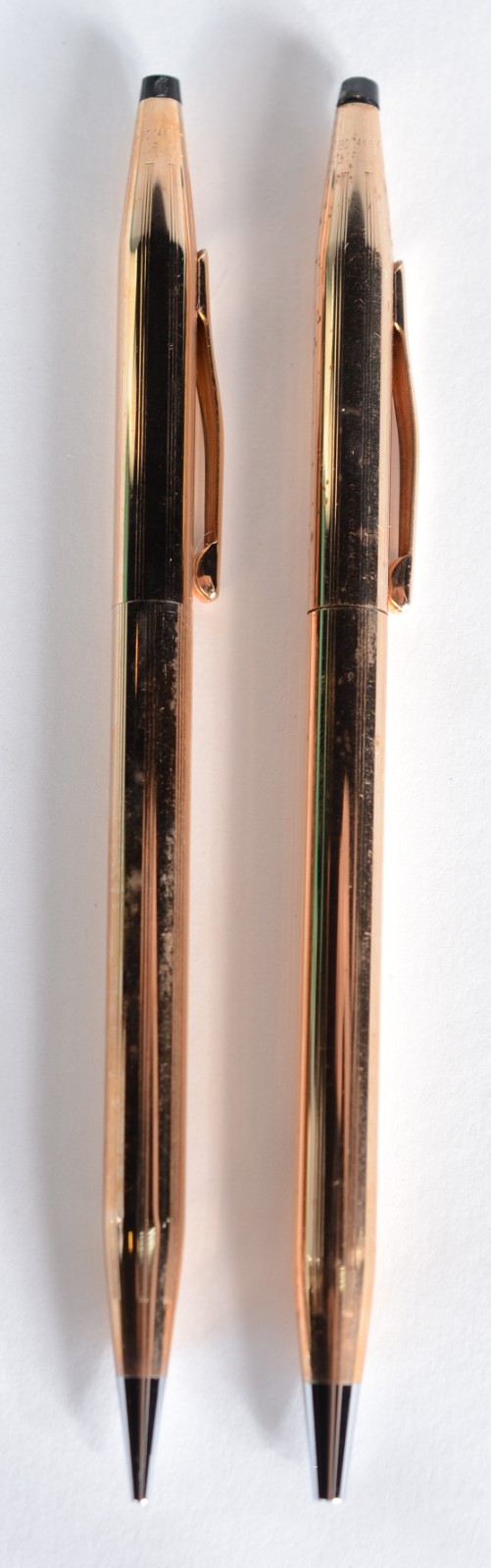 Lapiseira e caneta de metal filetado a ouro 14k, marca Cross. No... - foto 2 de 8