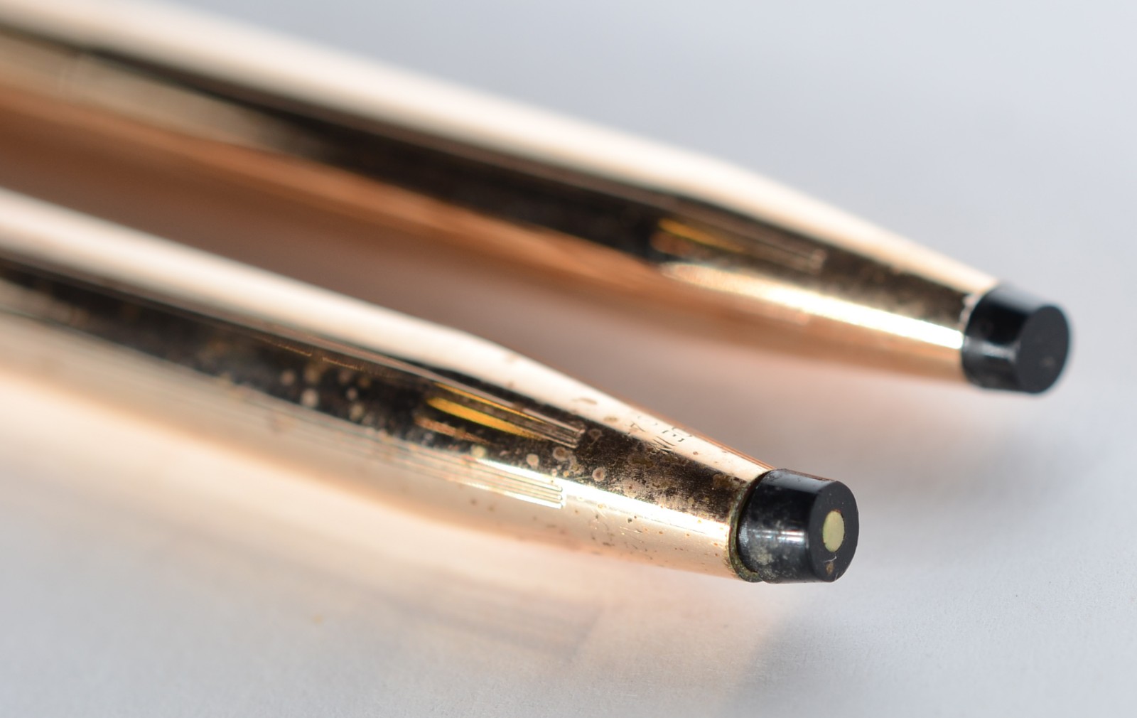 Lapiseira e caneta de metal filetado a ouro 14k, marca Cross. No... - foto 4 de 8