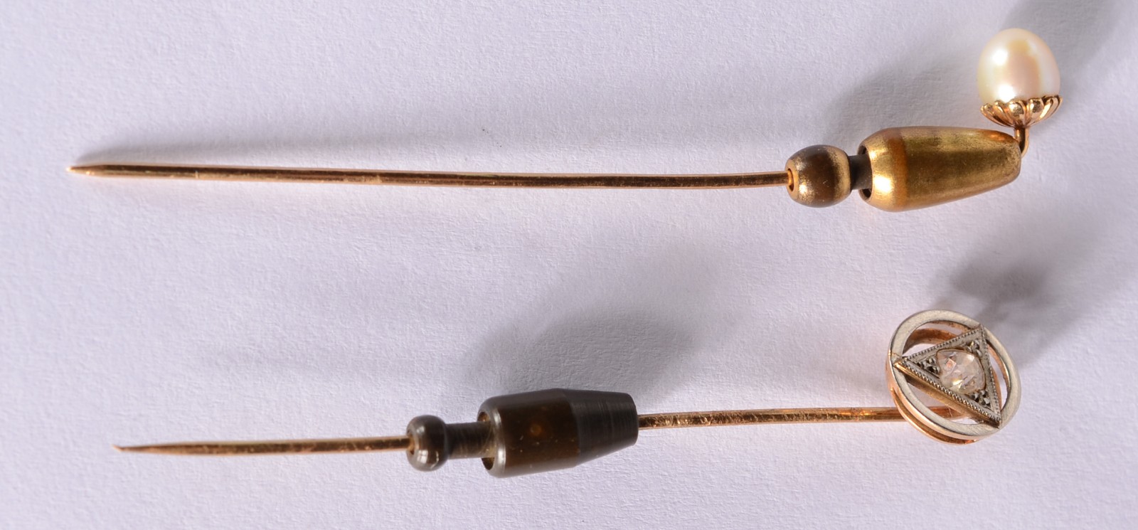 Dois alfinetes para gravata de ouro 18 k., sendo um com perola e... - foto 1 de 8