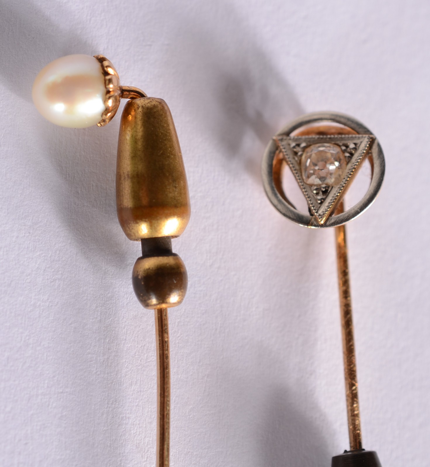 Dois alfinetes para gravata de ouro 18 k., sendo um com perola e... - foto 2 de 8