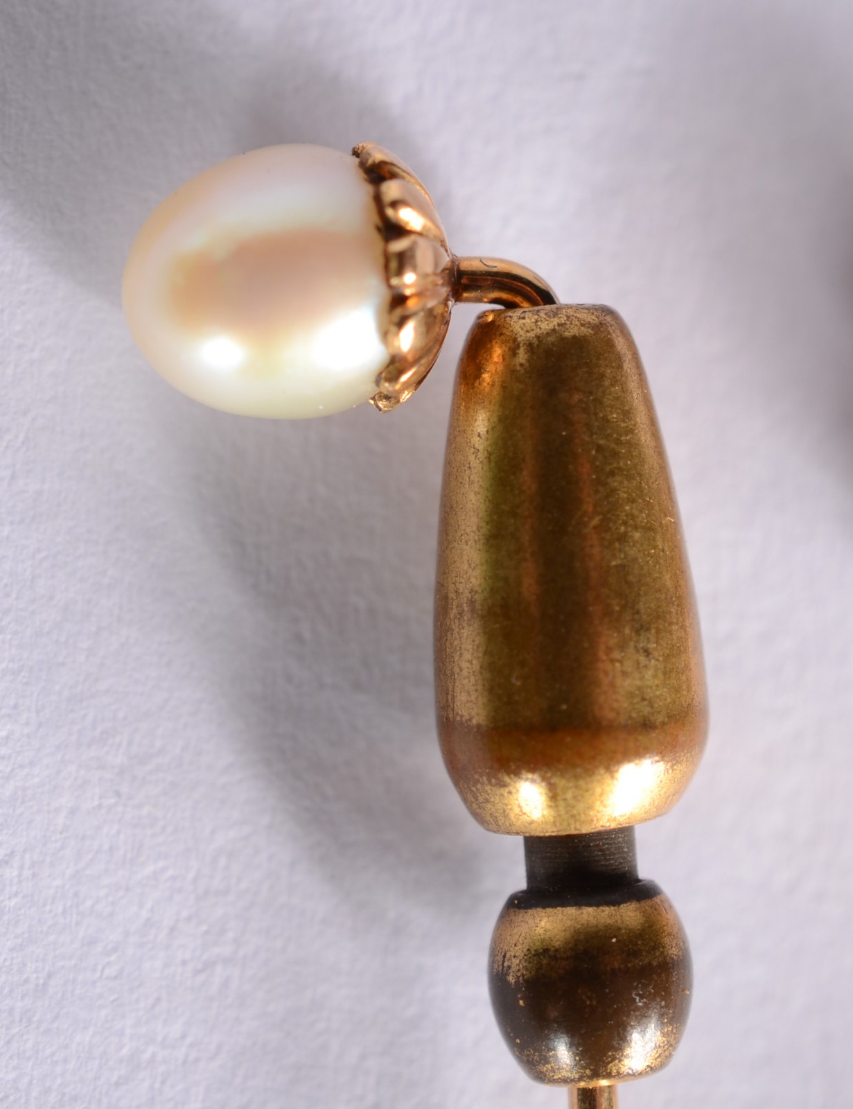 Dois alfinetes para gravata de ouro 18 k., sendo um com perola e... - foto 3 de 8