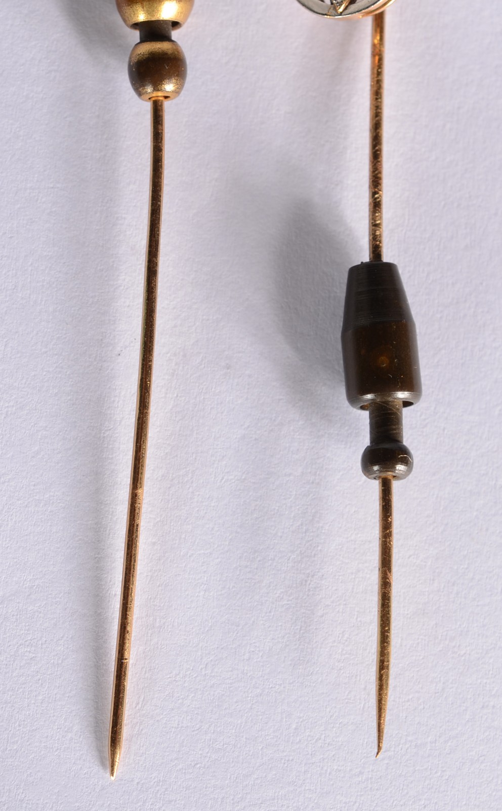 Dois alfinetes para gravata de ouro 18 k., sendo um com perola e... - foto 4 de 8