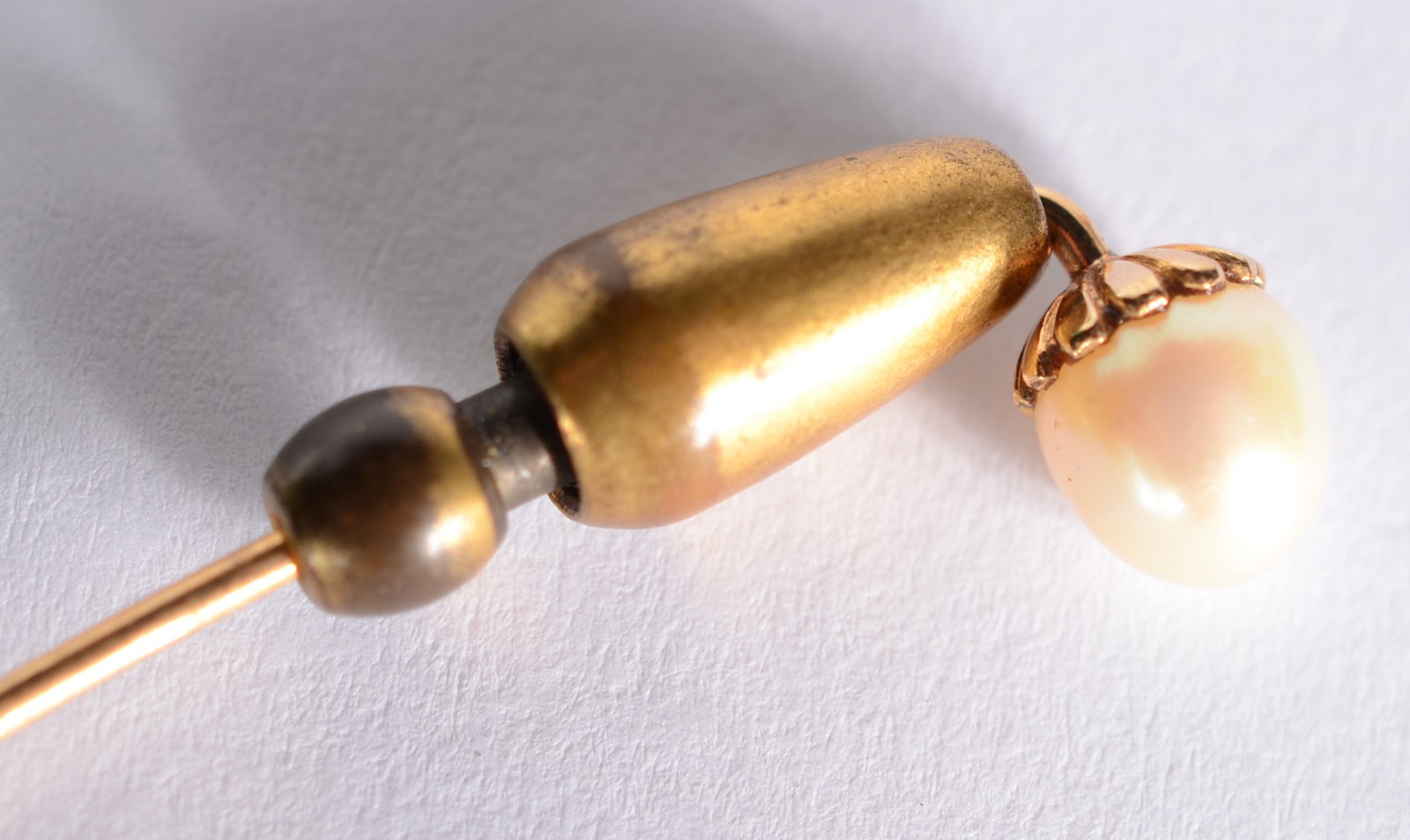 Dois alfinetes para gravata de ouro 18 k., sendo um com perola e... - foto 6 de 8