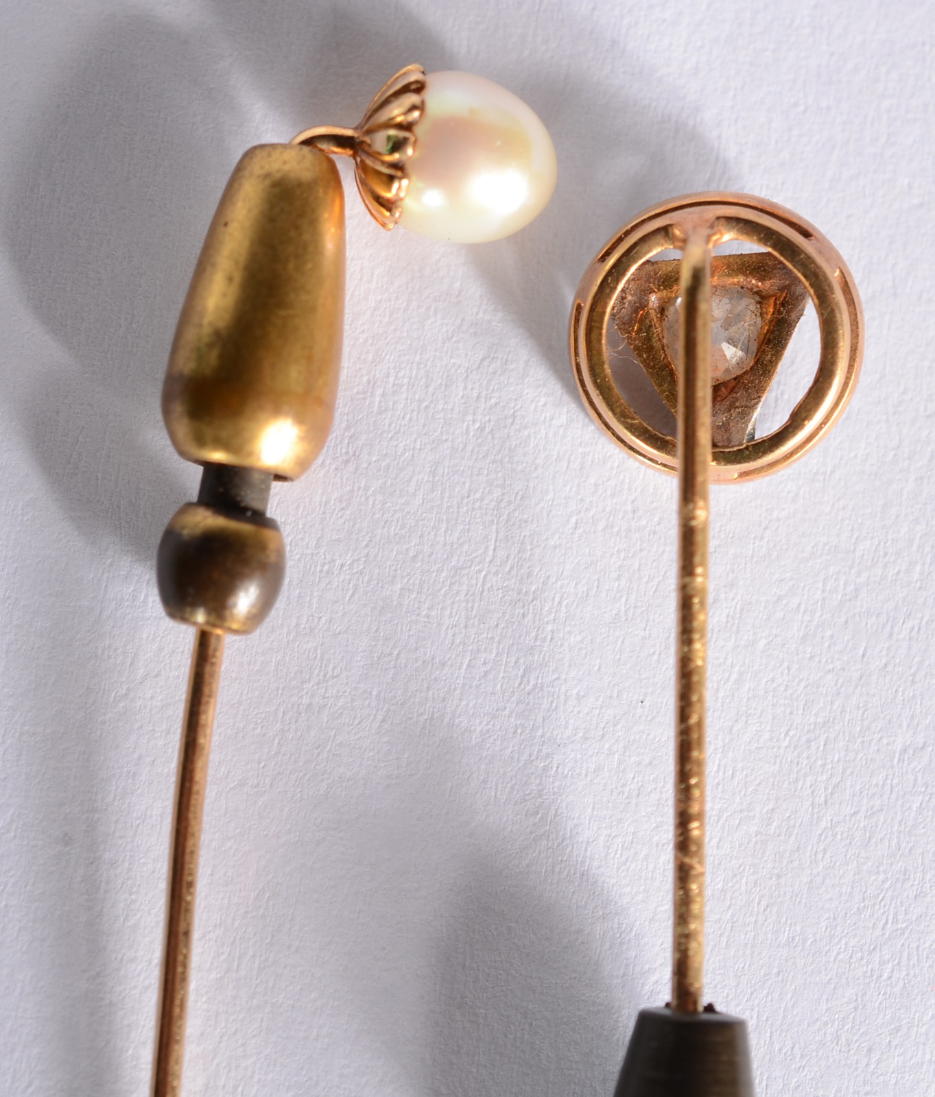 Dois alfinetes para gravata de ouro 18 k., sendo um com perola e... - foto 7 de 8
