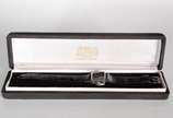 Baume & Mercier (1830),  - Relógio de pulso com mostrador de ouro branco, no estojo. Máquina parada. Media do mostrador: 20 mm.