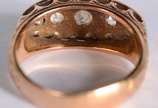 Anel de ouro baixo com quatro brilhantes. Aro 2... - Anel de ouro baixo com quatro brilhantes. Aro 21. (Por motivos de segurança a peça não se encontra na loja).