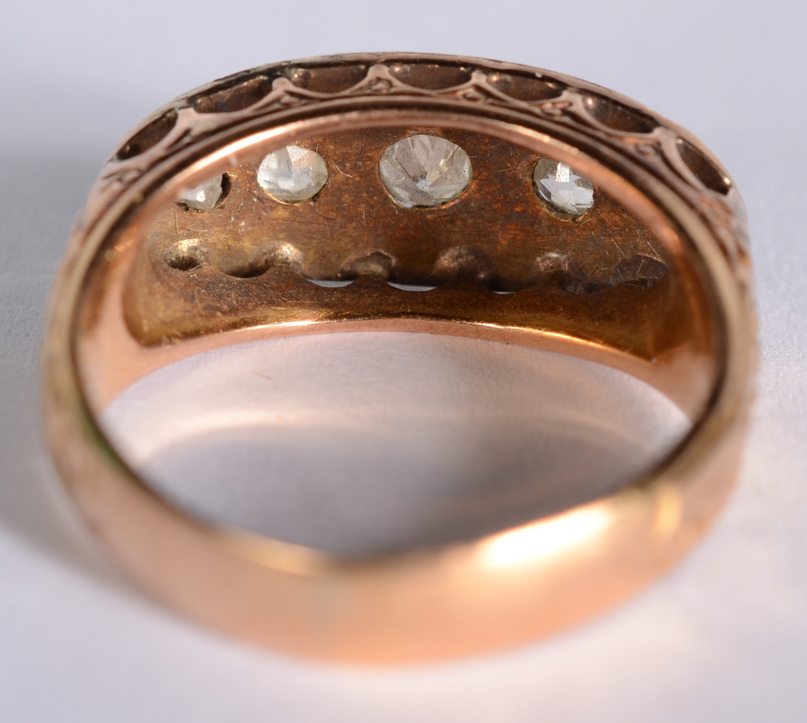 Anel de ouro baixo com quatro brilhantes. Aro 21. (Por motivos de... - foto 4 de 8