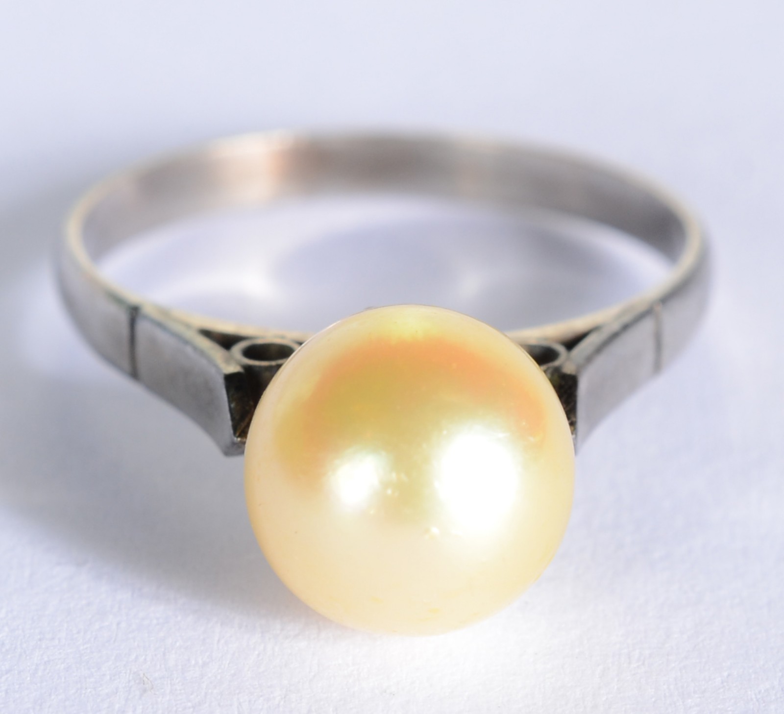 Anel de ouro branco com perola. Aro 14. (Por motivos de segurança a... - foto 2 de 7