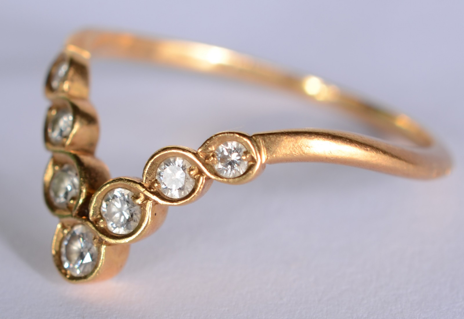 Anel de ouro 18 k., feito "V" com sete brilhantes. Aro 21. (Por... - foto 1 de 6