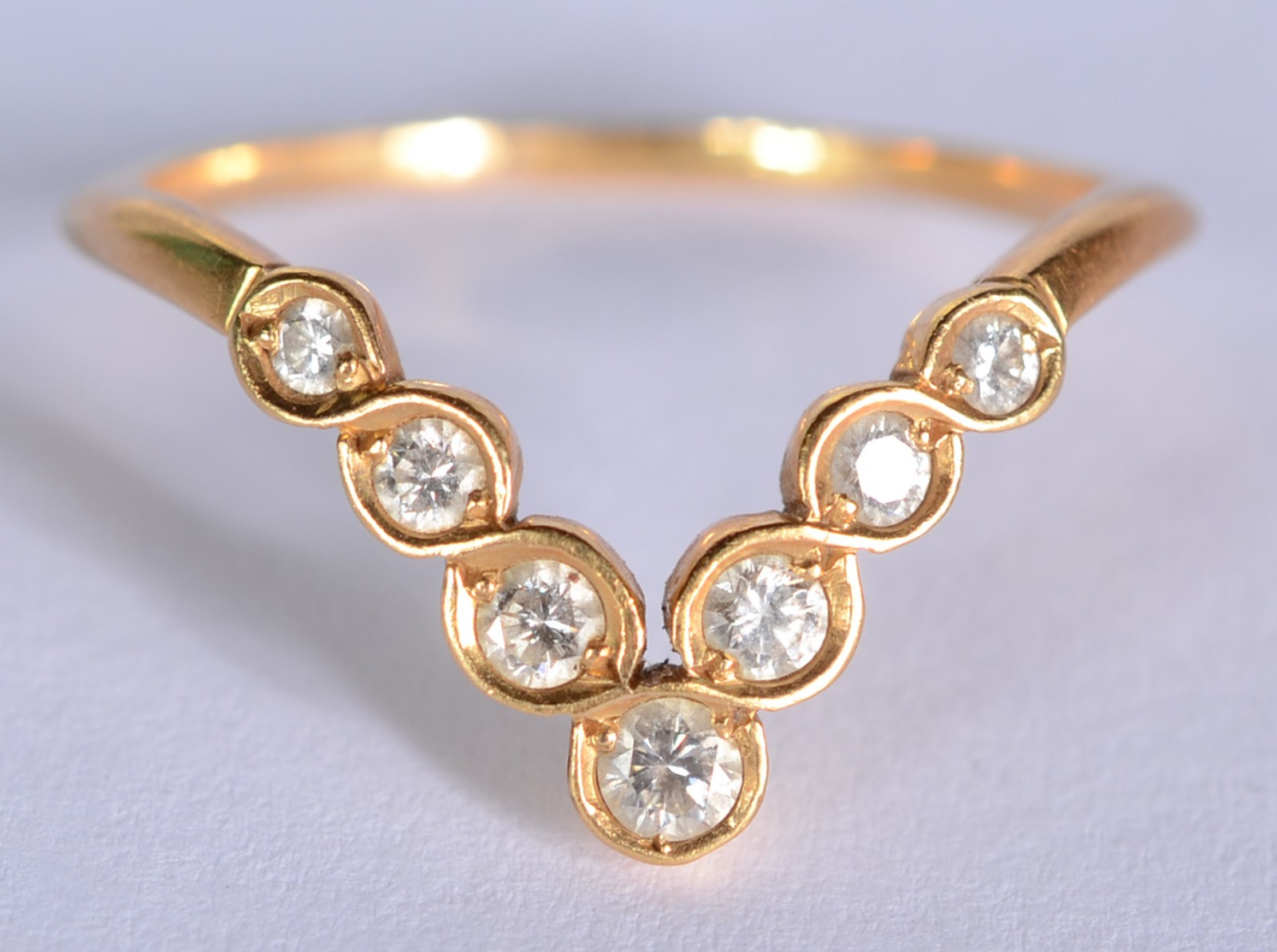 Anel de ouro 18 k., feito "V" com sete brilhantes. Aro 21. (Por... - foto 2 de 6