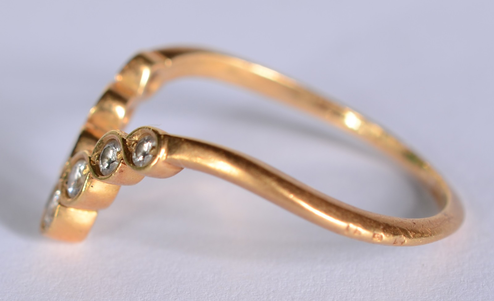 Anel de ouro 18 k., feito "V" com sete brilhantes. Aro 21. (Por... - foto 3 de 6