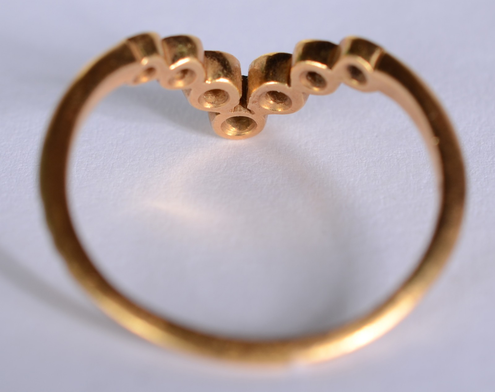 Anel de ouro 18 k., feito "V" com sete brilhantes. Aro 21. (Por... - foto 4 de 6