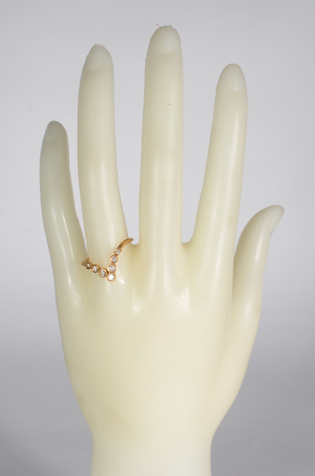 Anel de ouro 18 k., feito "V" com sete brilhantes. Aro 21. (Por... - foto 5 de 6