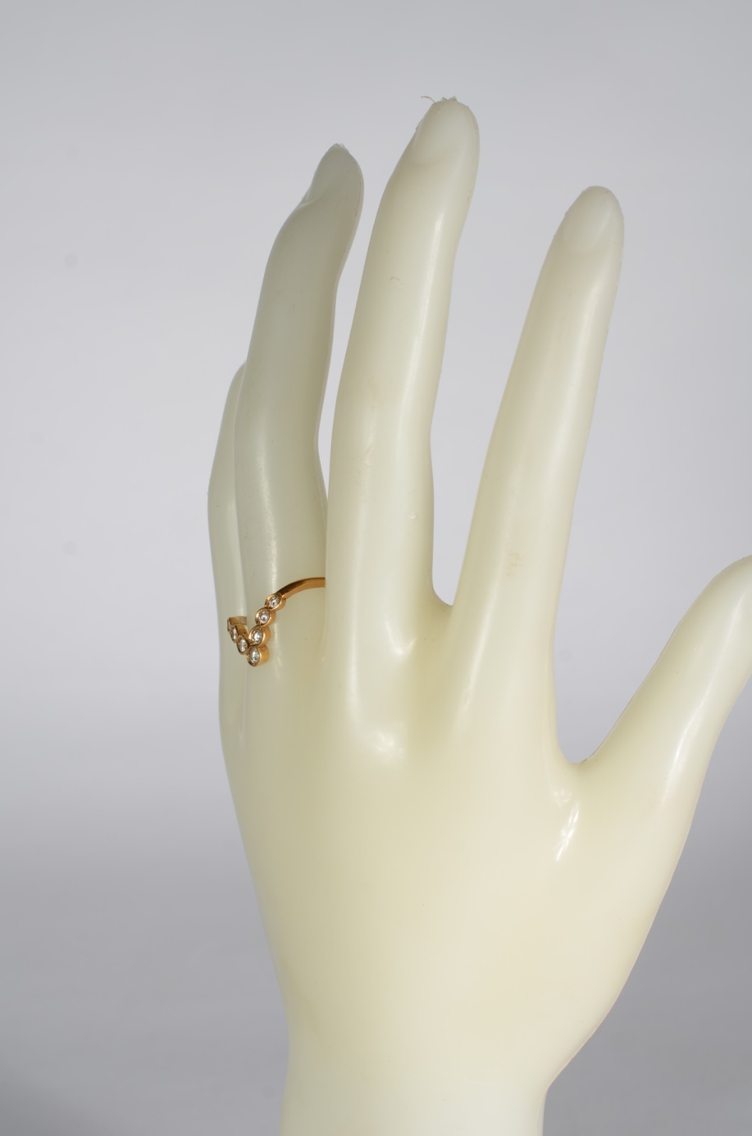 Anel de ouro 18 k., feito "V" com sete brilhantes. Aro 21. (Por... - foto 6 de 6