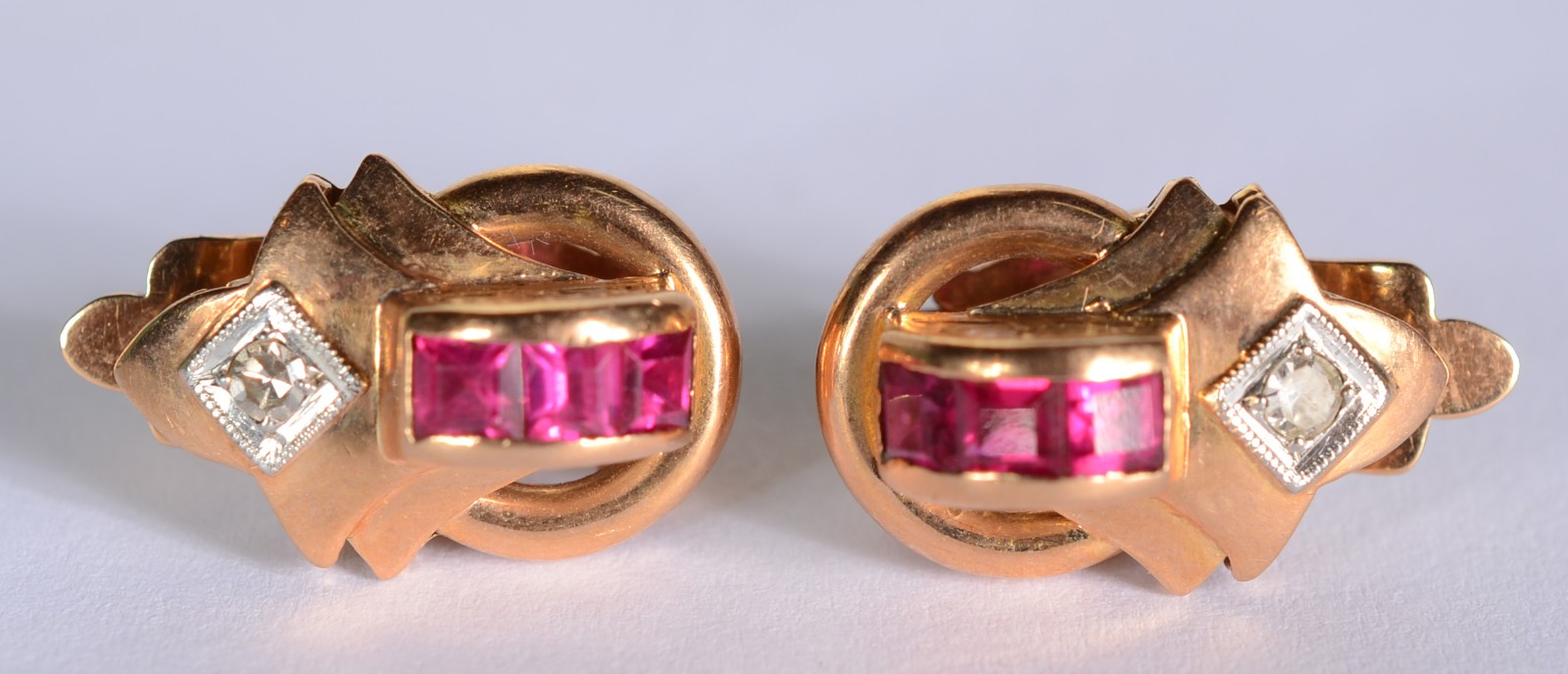 Par de brincos de pressão de ouro 18 k., com pedra vermelha e... - foto 1 de 5