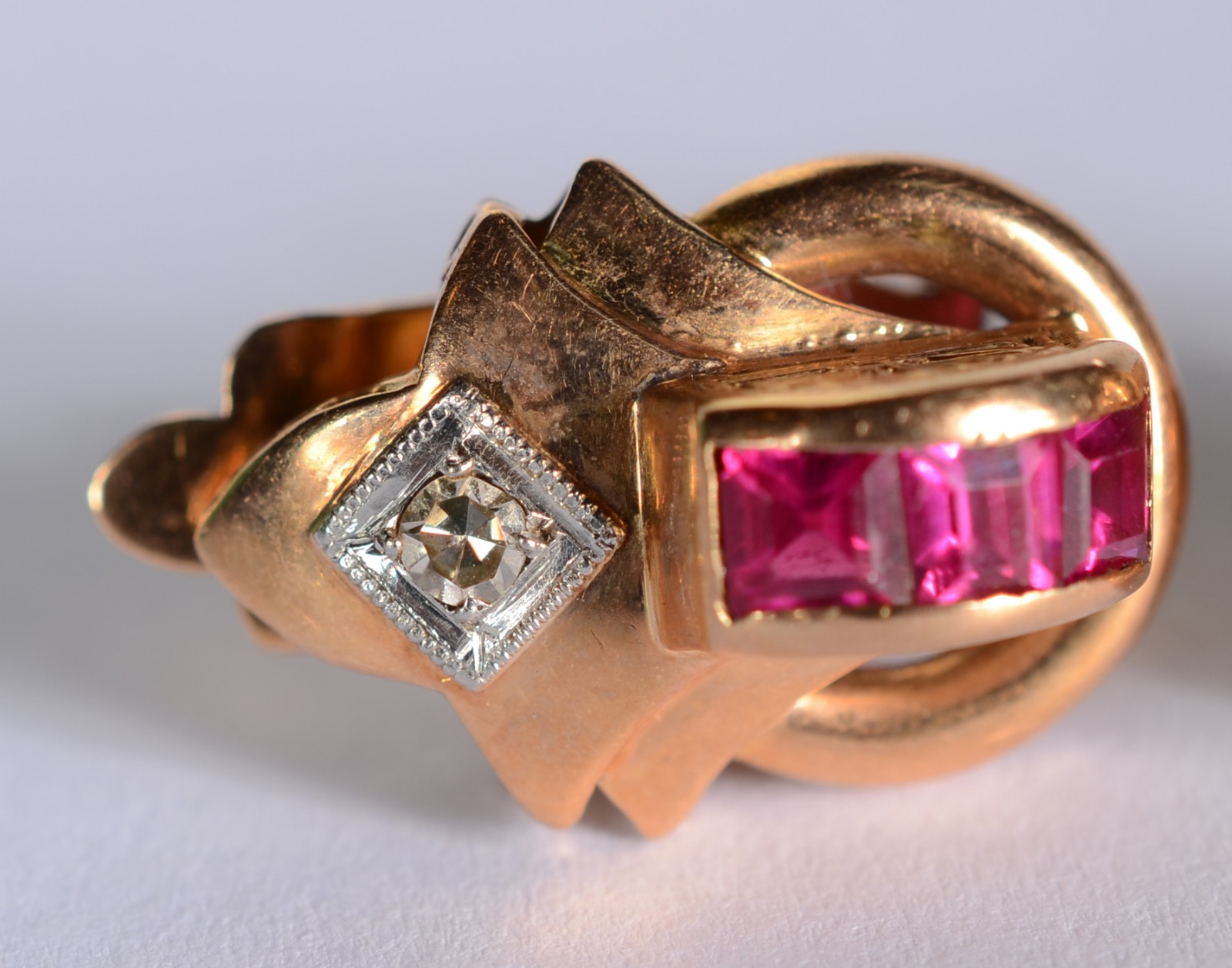 Par de brincos de pressão de ouro 18 k., com pedra vermelha e... - foto 2 de 5