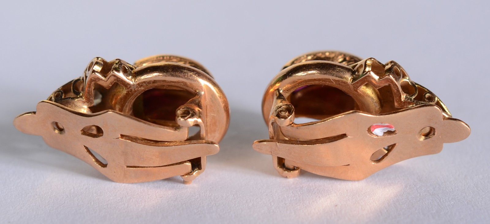 Par de brincos de pressão de ouro 18 k., com pedra vermelha e... - foto 3 de 5