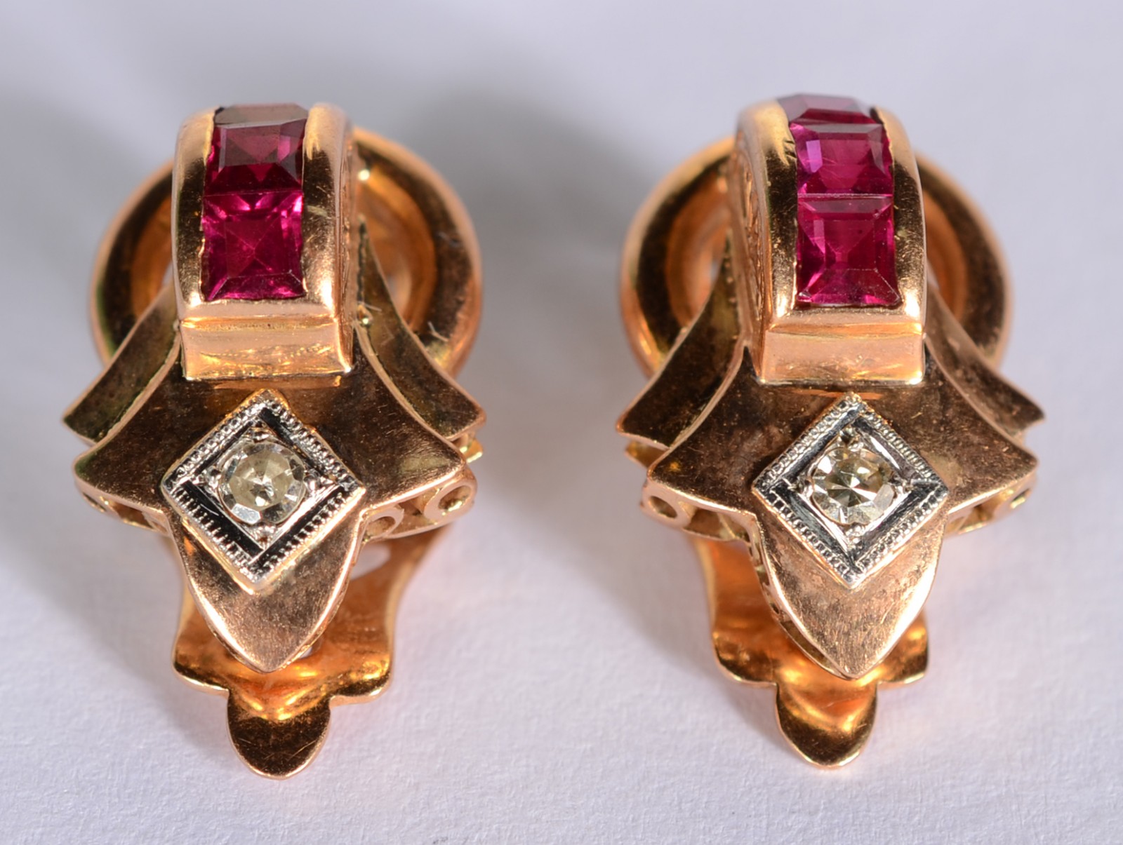 Par de brincos de pressão de ouro 18 k., com pedra vermelha e... - foto 5 de 5