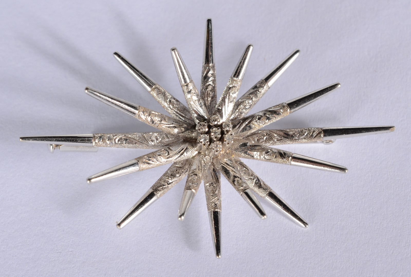 Broche feitio "estrela" de ouro branco e brilhantes, contraste 750... - foto 1 de 5