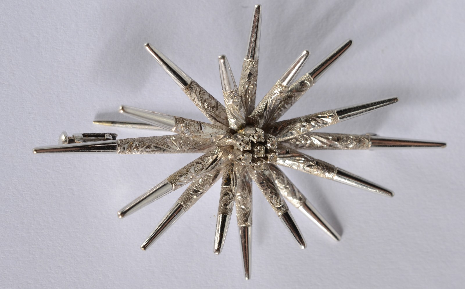 Broche feitio "estrela" de ouro branco e brilhantes, contraste 750... - foto 3 de 5