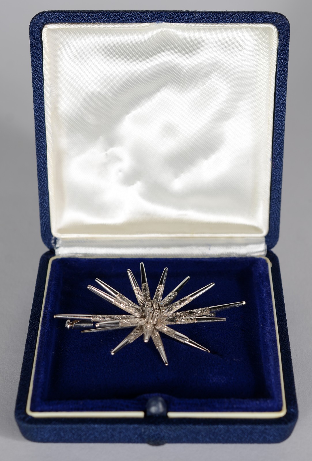 Broche feitio "estrela" de ouro branco e brilhantes, contraste 750... - foto 4 de 5