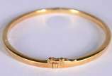 Pulseira "escrava" lisa de ouro 18 k.  (Por mot... - Pulseira "escrava" lisa de ouro 18 k.  (Por motivos de segurança a peça não se encontra na loja).