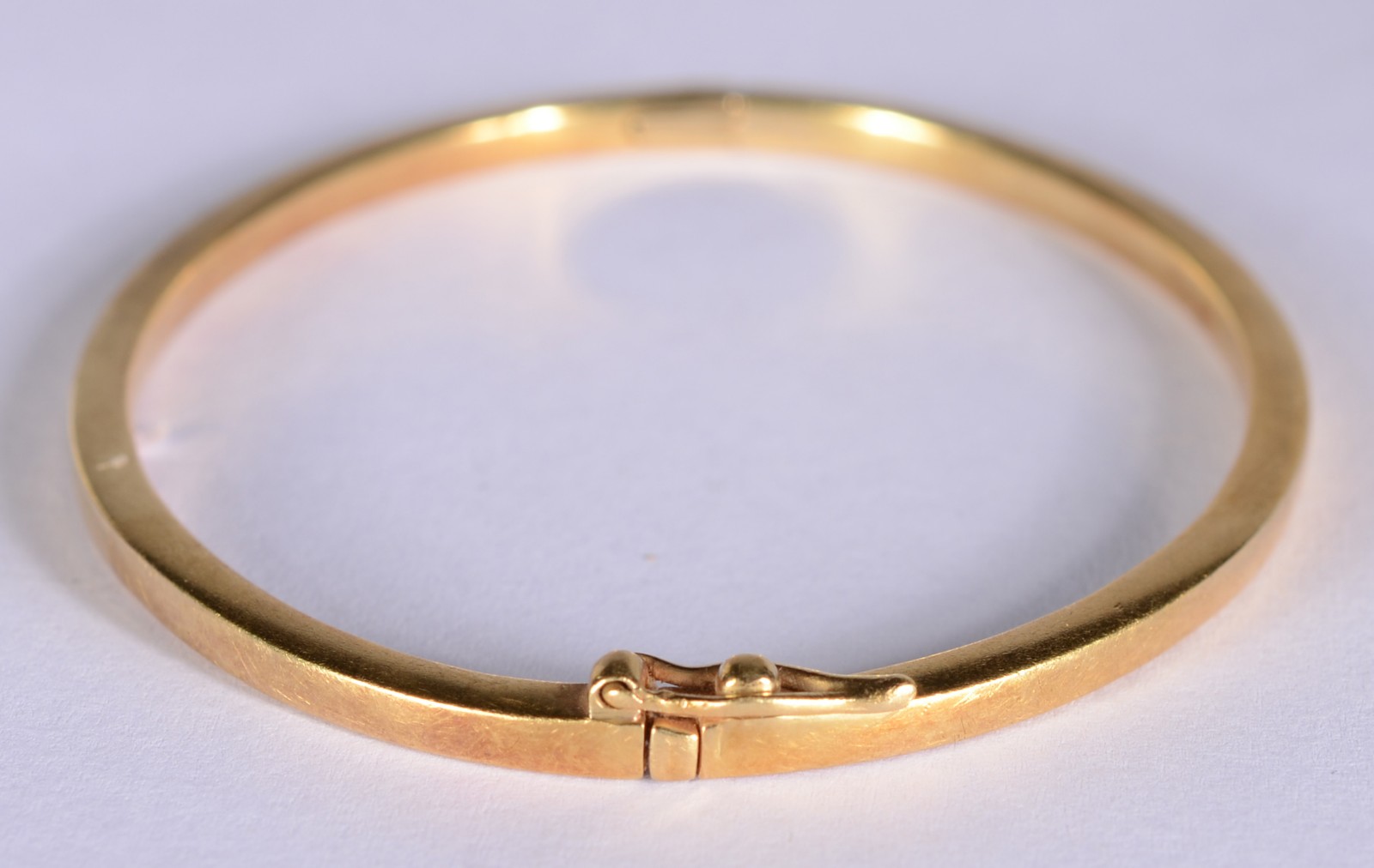 Pulseira "escrava" lisa de ouro 18 k. (Por motivos de segurança a... - foto 1 de 5