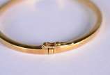 Pulseira "escrava" lisa de ouro 18 k.  (Por mot... - Pulseira "escrava" lisa de ouro 18 k.  (Por motivos de segurança a peça não se encontra na loja).