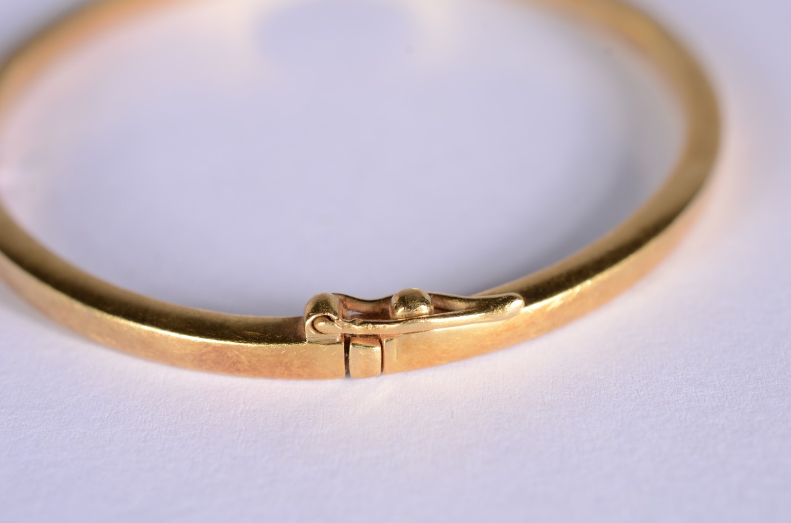 Pulseira "escrava" lisa de ouro 18 k. (Por motivos de segurança a... - foto 2 de 5