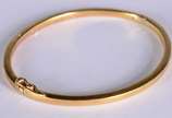 Pulseira "escrava" lisa de ouro 18 k.  (Por mot... - Pulseira "escrava" lisa de ouro 18 k.  (Por motivos de segurança a peça não se encontra na loja).