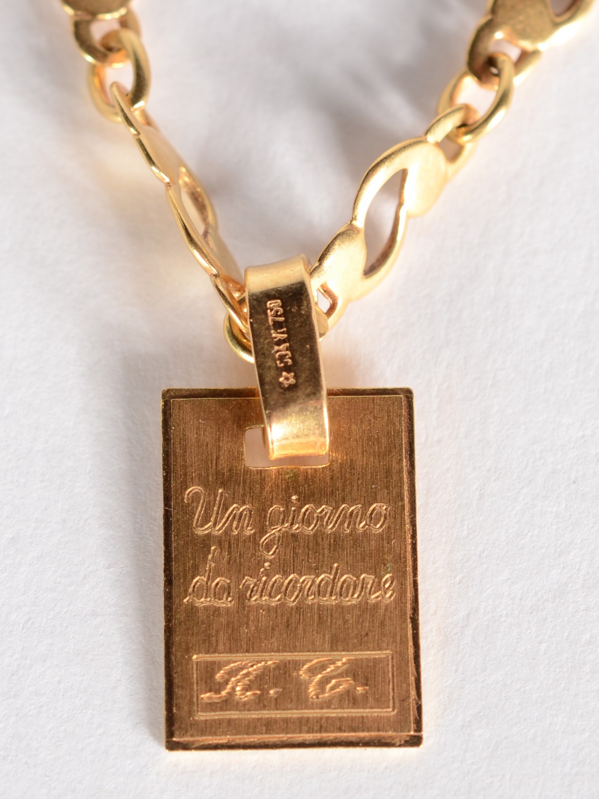 Cordão com pendente feitio "medalha" com inscrições de ouro 18 k... - foto 2 de 7