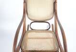 Cadeira de balanço de madeira nobre, estilo aus... - Cadeira de balanço de madeira nobre, estilo austríaco Thonet, forração de palhinha sintética (pequenos defeitos na borda da palhinha do assento).