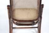 Cadeira de balanço de madeira nobre, estilo aus... - Cadeira de balanço de madeira nobre, estilo austríaco Thonet, forração de palhinha sintética (pequenos defeitos na borda da palhinha do assento).