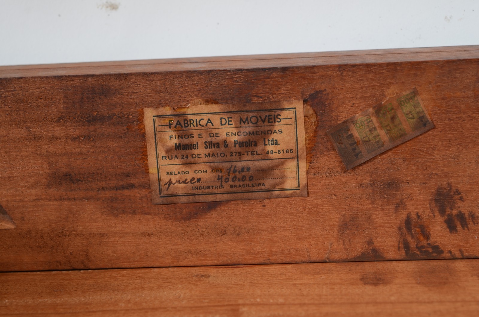 Mesa auxiliar de madeira nobre, tampo retangular e platô inferior... - foto 9 de 9