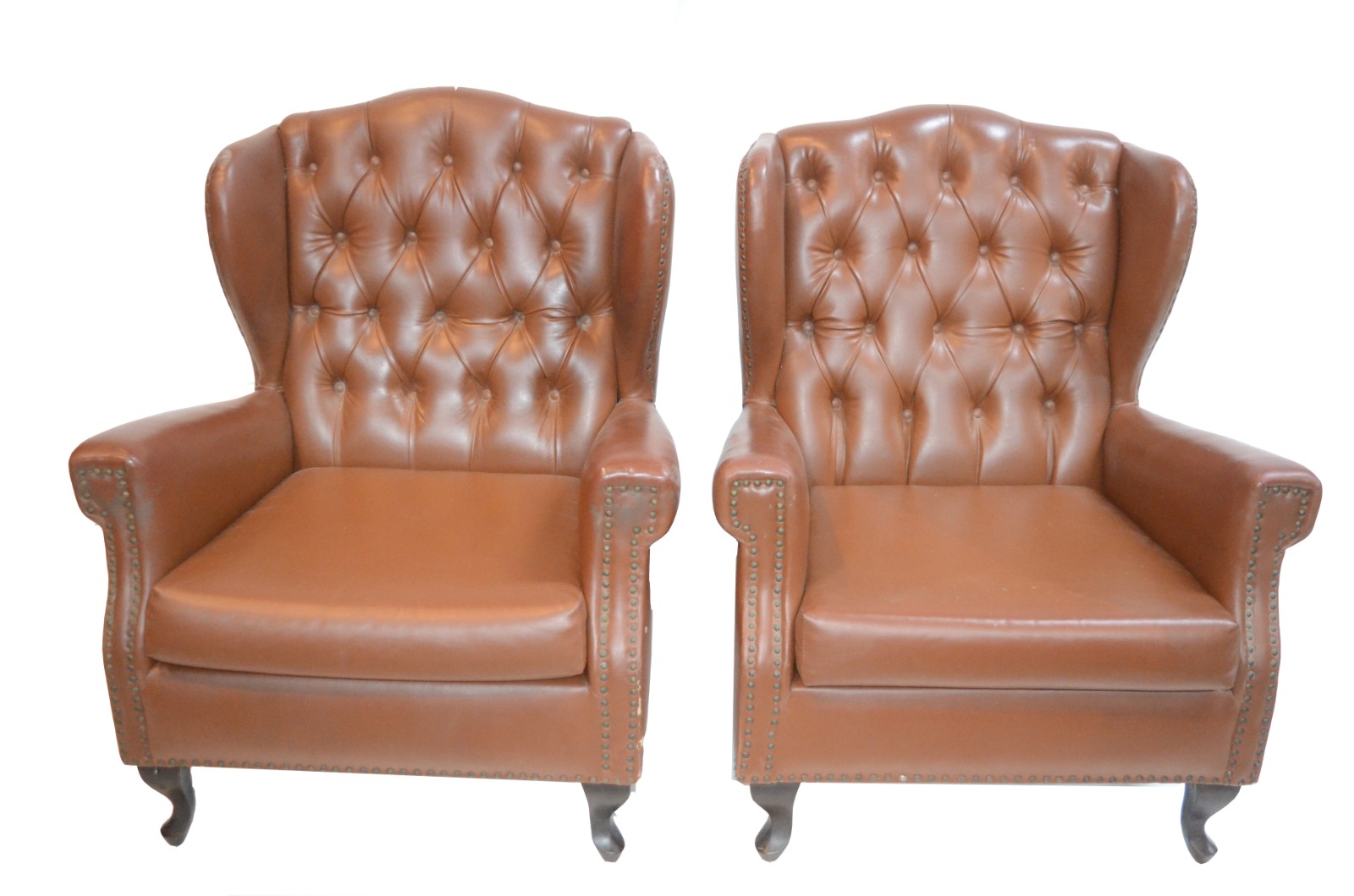 Par de poltronas "bergere" estofadas e forradas em curvim marrom e... - foto 2 de 5