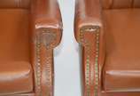 Par de poltronas "bergere" estofadas e forradas... - Par de poltronas "bergere" estofadas e forradas em curvim marrom e tacheados, encostos em capitoné, pés de madeira, estilo Chipendale. Desgastes...