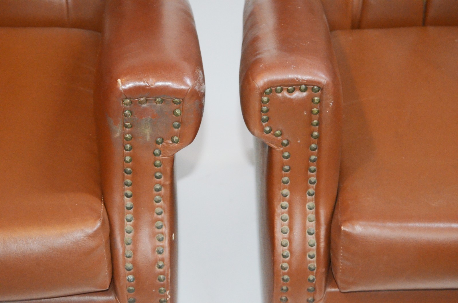 Par de poltronas "bergere" estofadas e forradas em curvim marrom e... - foto 3 de 5