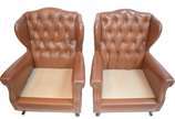 Par de poltronas "bergere" estofadas e forradas... - Par de poltronas "bergere" estofadas e forradas em curvim marrom e tacheados, encostos em capitoné, pés de madeira, estilo Chipendale. Desgastes...