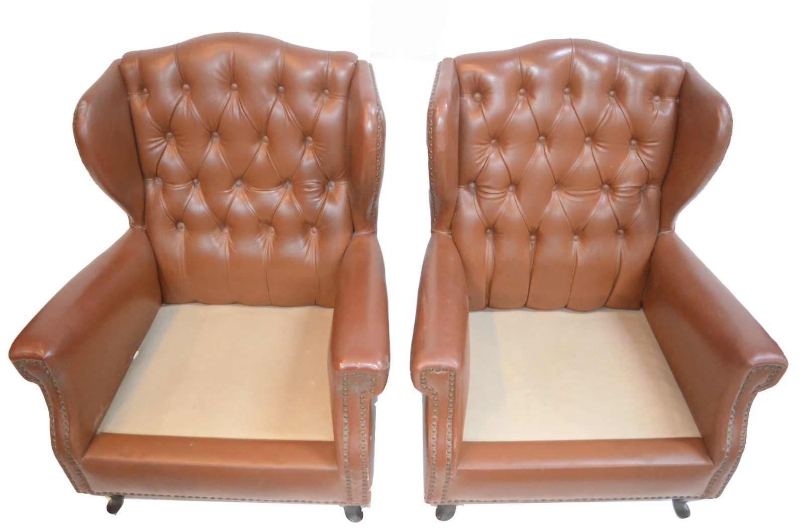 Par de poltronas "bergere" estofadas e forradas em curvim marrom e... - foto 4 de 5