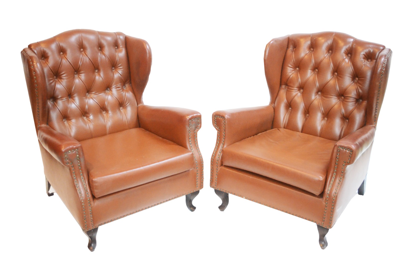 Par de poltronas "bergere" estofadas e forradas em curvim marrom e... - foto 1 de 5