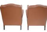 Par de poltronas "bergere" estofadas e forradas... - Par de poltronas "bergere" estofadas e forradas em curvim marrom e tacheados, encostos em capitoné, pés de madeira, estilo Chipendale. Desgastes...