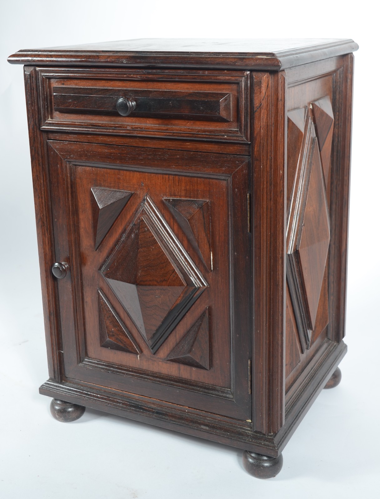 Mesa auxiliar de madeira nobre, uma gaveta e uma portinha... - foto 1 de 6