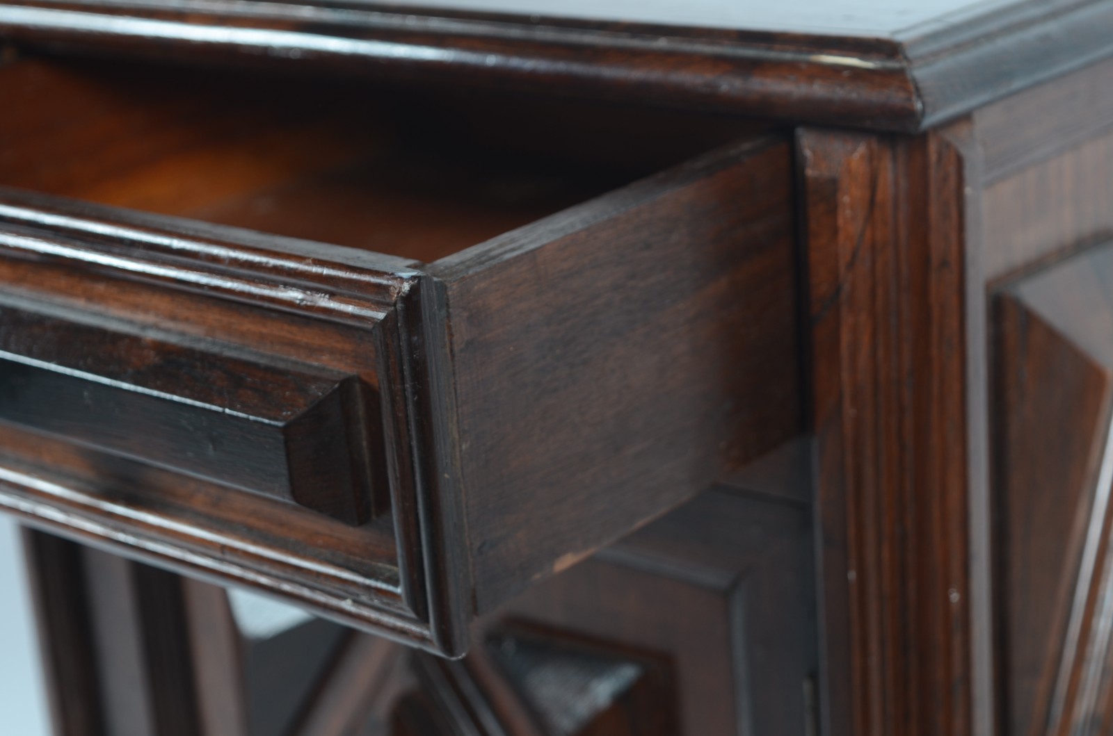 Mesa auxiliar de madeira nobre, uma gaveta e uma portinha... - foto 3 de 6