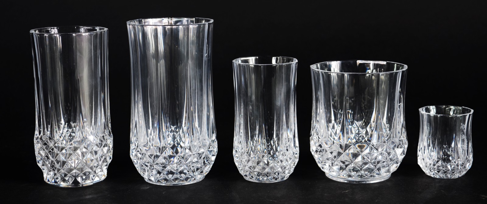 Serviço de cristal lapidado, composto de: 10 copos para água, 7 copos... - foto 2 de 9