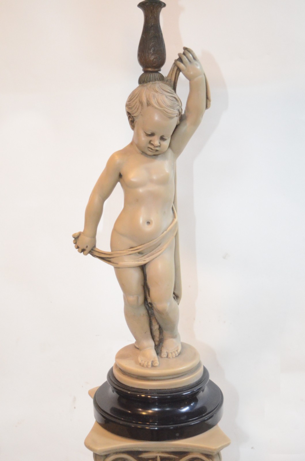 Abatjour de resina com figura de "Pucci", guarnição de metal e meia... - foto 6 de 10